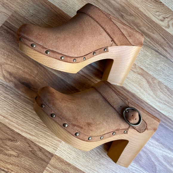 Women Size 7 Hippie Style Heel Clogs Cute Buckle accent- looks like some discolo - Picture 3 of 6